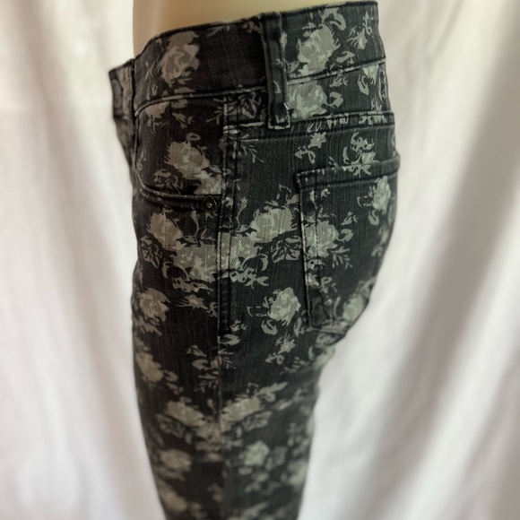 Flattering fit. Skinny jeans with floral print. Excellent condition. Size 4. - Picture 10 of 14
